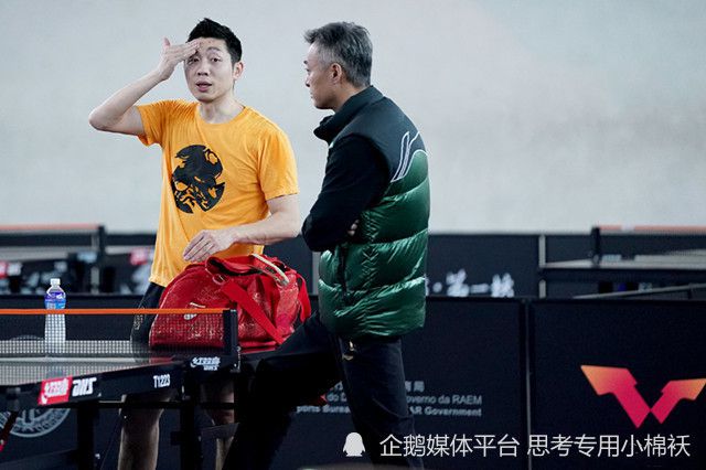 在海滩上的两个人